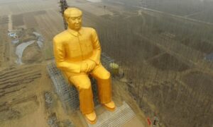 Giant statue of Mao Zedong