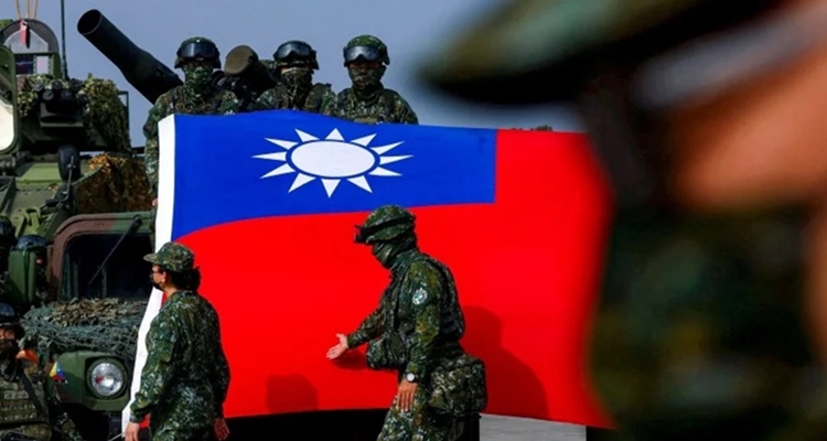 Soldiers and the Taiwanese flag