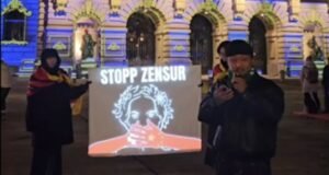 Swiss-Tibetan activists hold up a Stopp Zensur banner