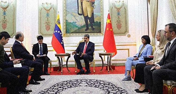 Qiu Xiaoqi and the Chinese delegation meet with Nicolás Maduro hours before the U.S. grabs Maduro