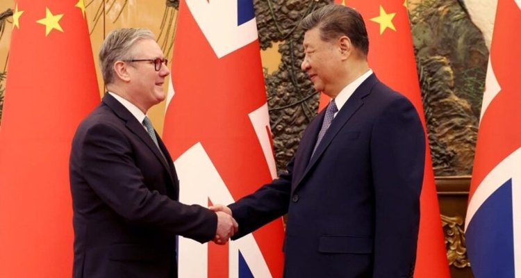 Keir Starmer and Xi Jinping shake hands