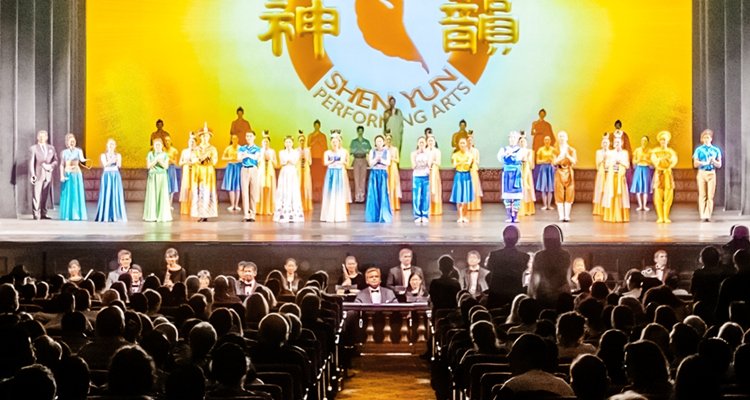 Shen Yun on stage
