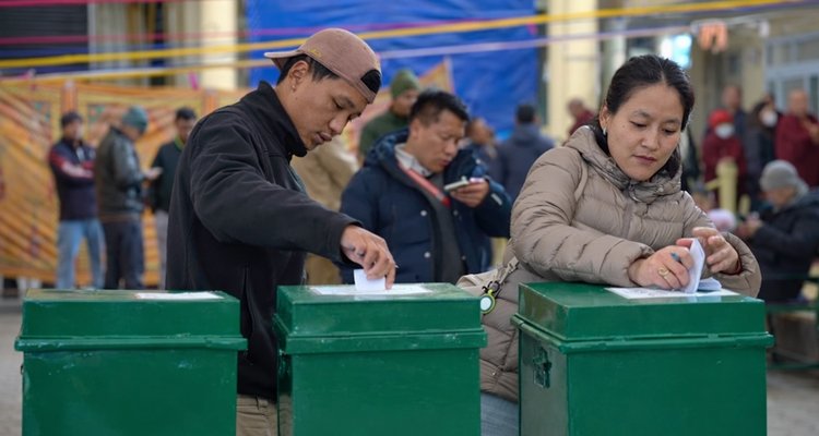 Tibetans living in exile vote for their leaders