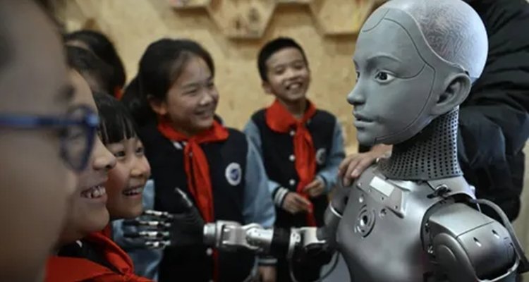 Humanoid robot charms the kids in China
