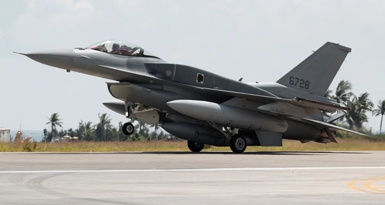 An F-16 after landing in Taiwan