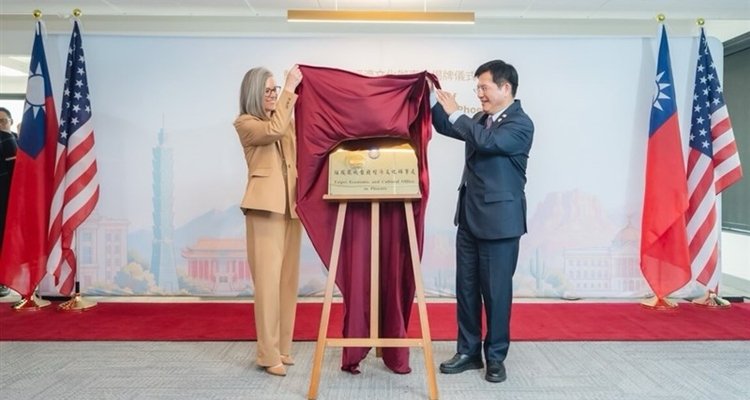 Arizona Governor Katie Hobbs and ROC Foreign Minister Lin Chia-lung